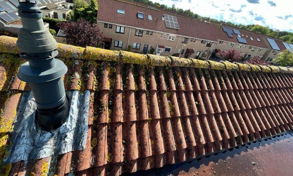 Pijp door dakpannen heen Pijp door dakpannen heen