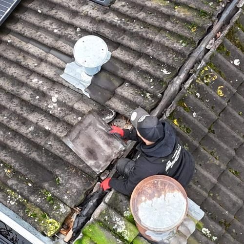 Recht leggen van dakpannen die een reiniging nodig hebben Recht leggen van dakpannen die een reiniging nodig hebben